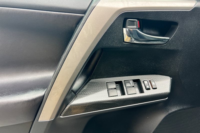 Toyota RAV4 Vehicle Full-screen Gallery Image 11