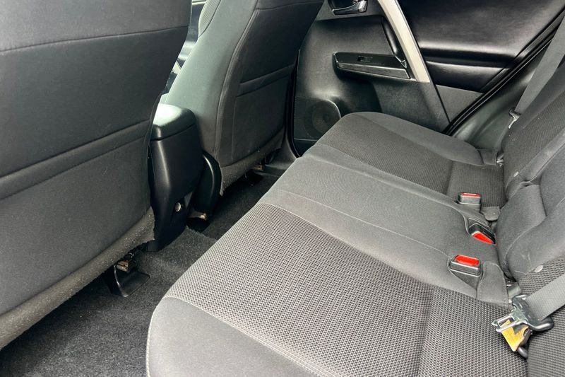 Toyota RAV4 Vehicle Full-screen Gallery Image 12