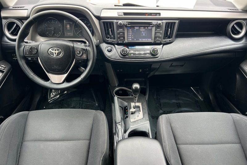 Toyota RAV4 Vehicle Full-screen Gallery Image 13