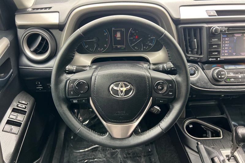 Toyota RAV4 Vehicle Full-screen Gallery Image 14