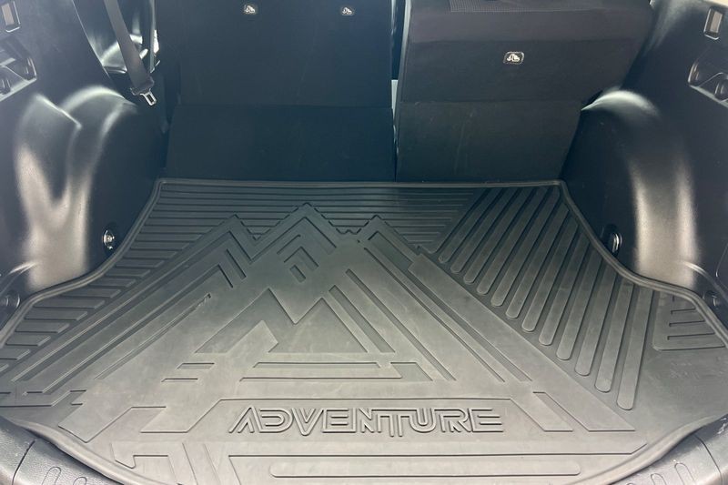 Toyota RAV4 Vehicle Full-screen Gallery Image 15