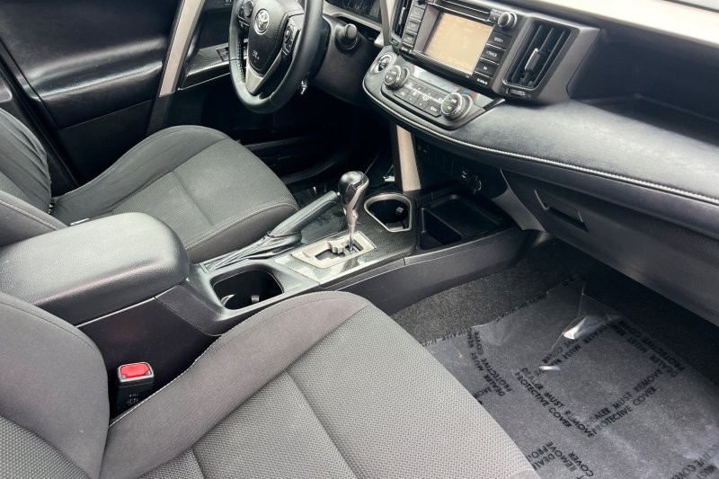 Toyota RAV4 Vehicle Full-screen Gallery Image 16