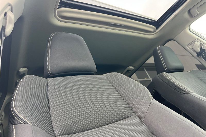 Toyota RAV4 Vehicle Full-screen Gallery Image 17