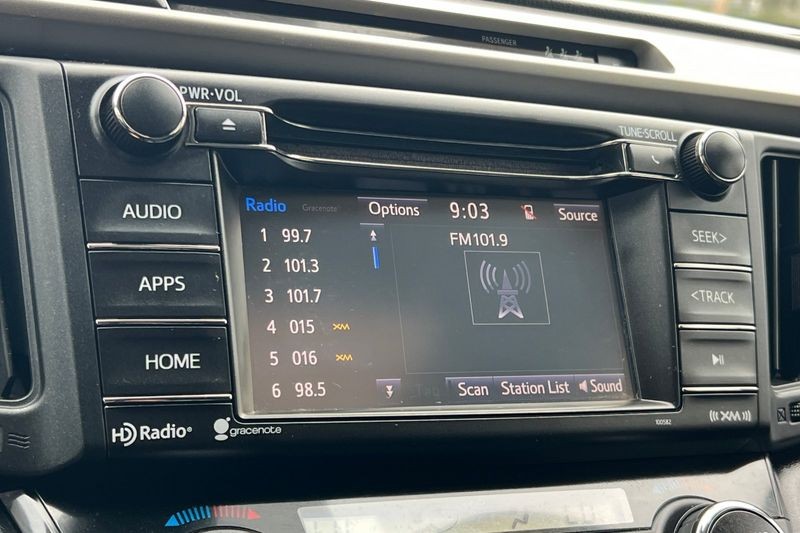 Toyota RAV4 Vehicle Full-screen Gallery Image 18