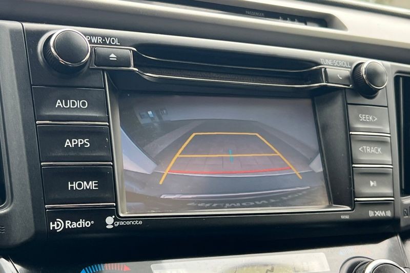 Toyota RAV4 Vehicle Full-screen Gallery Image 19