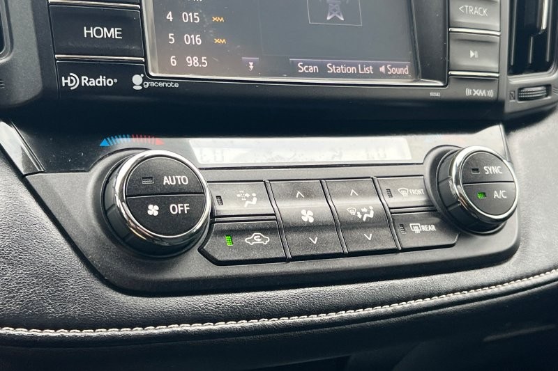 Toyota RAV4 Vehicle Full-screen Gallery Image 20