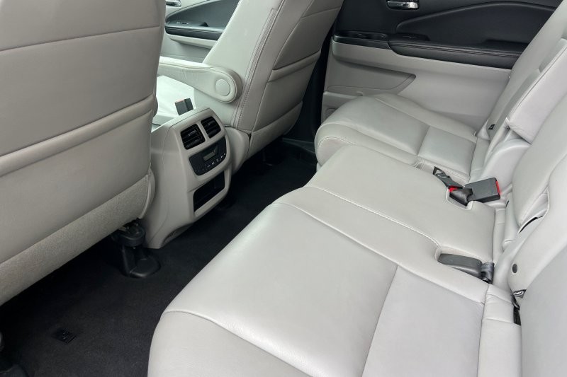 Honda Pilot Vehicle Full-screen Gallery Image 12