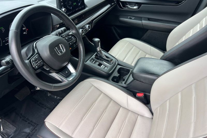 Honda CR-V Hybrid Vehicle Full-screen Gallery Image 10