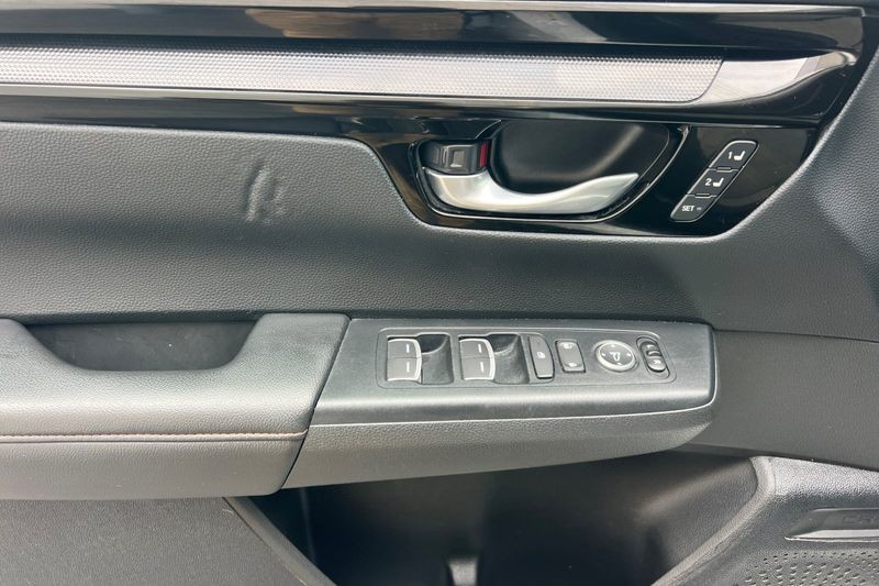 Honda CR-V Hybrid Vehicle Full-screen Gallery Image 11