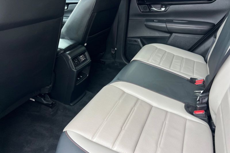 Honda CR-V Hybrid Vehicle Full-screen Gallery Image 12