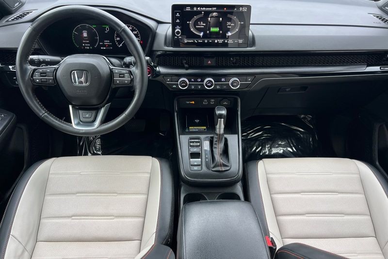 Honda CR-V Hybrid Vehicle Full-screen Gallery Image 13