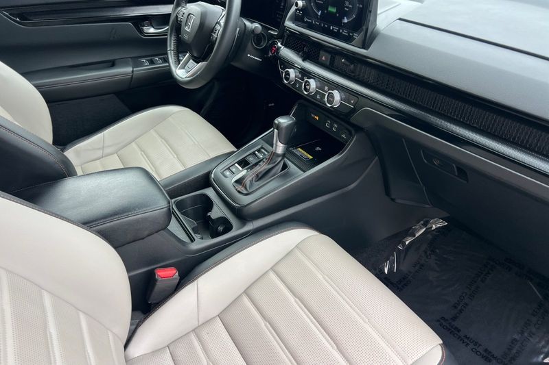 Honda CR-V Hybrid Vehicle Full-screen Gallery Image 16