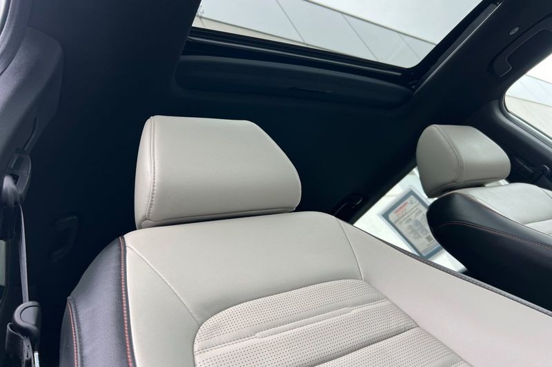 Honda CR-V Hybrid Vehicle Full-screen Gallery Image 17