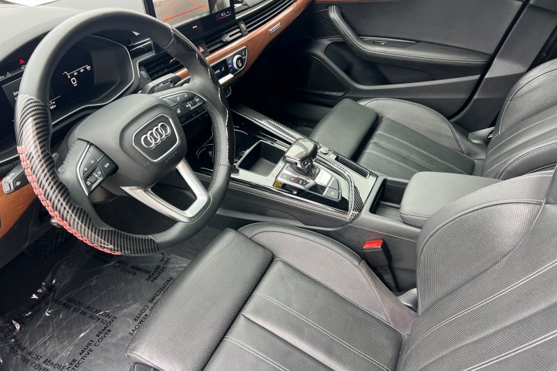Audi A4 Sedan Vehicle Full-screen Gallery Image 10