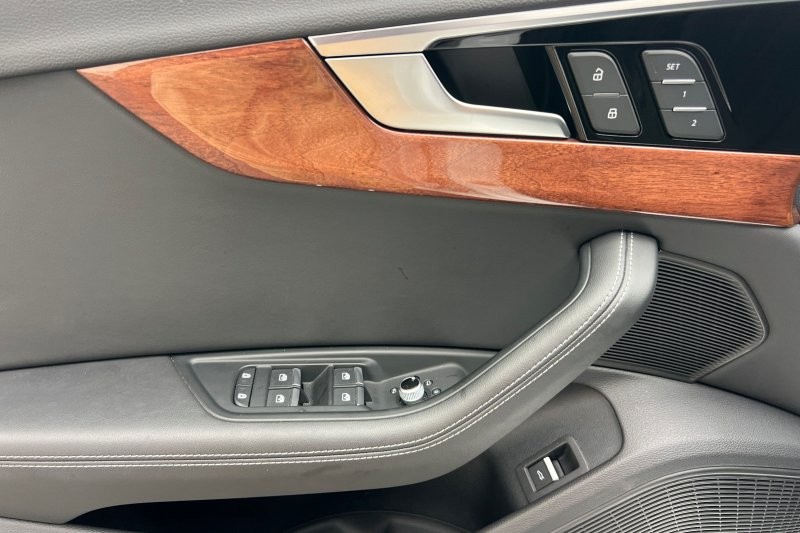 Audi A4 Sedan Vehicle Full-screen Gallery Image 11
