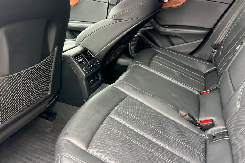 Audi A4 Sedan Vehicle Full-screen Gallery Image 12