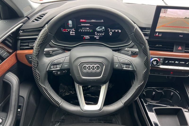 Audi A4 Sedan Vehicle Full-screen Gallery Image 14