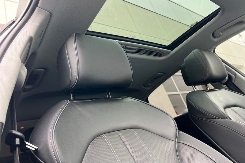 Audi A4 Sedan Vehicle Full-screen Gallery Image 16