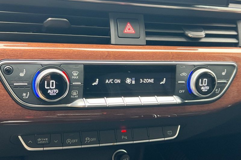 Audi A4 Sedan Vehicle Full-screen Gallery Image 19