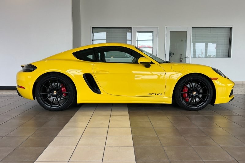 Porsche 718 Cayman Vehicle Full-screen Gallery Image 03
