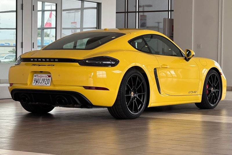 Porsche 718 Cayman Vehicle Full-screen Gallery Image 04