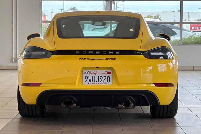 Porsche 718 Cayman Vehicle Full-screen Gallery Image 05