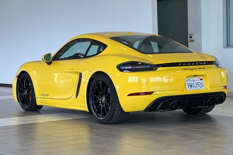 Porsche 718 Cayman Vehicle Full-screen Gallery Image 06