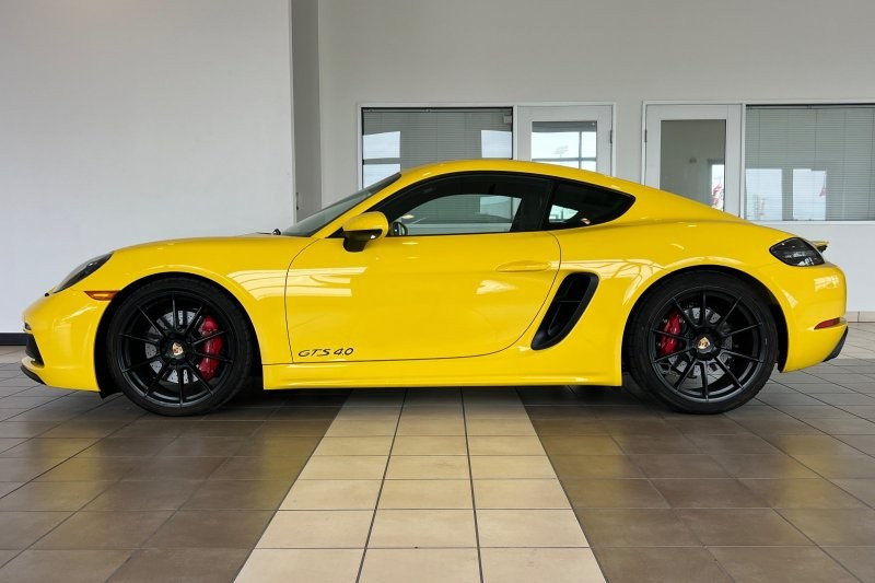 Porsche 718 Cayman Vehicle Full-screen Gallery Image 07