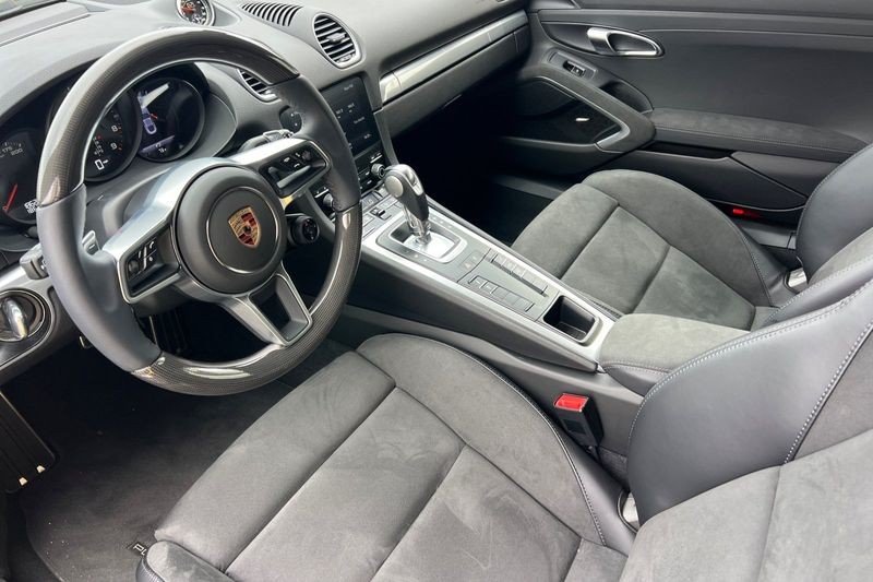 Porsche 718 Cayman Vehicle Full-screen Gallery Image 10