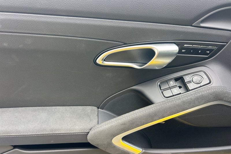 Porsche 718 Cayman Vehicle Full-screen Gallery Image 11