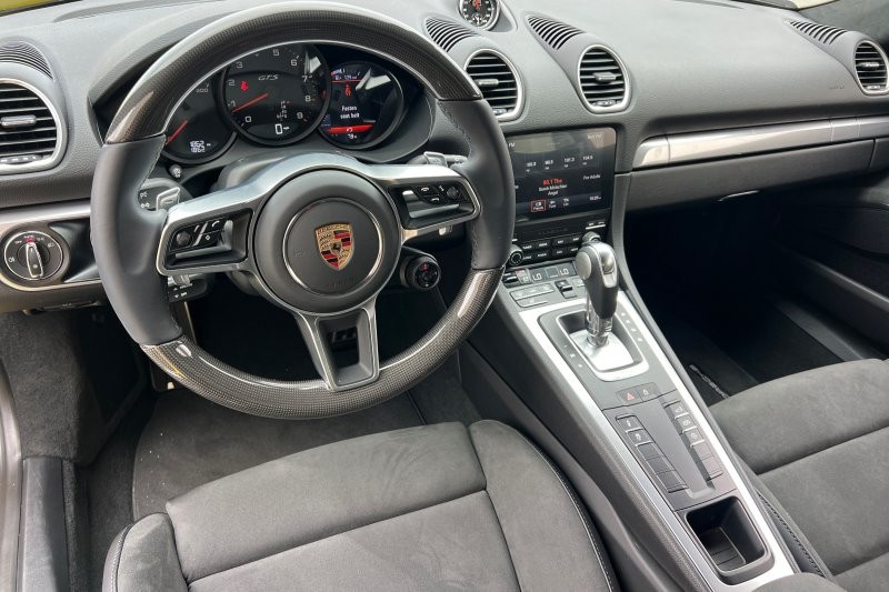 Porsche 718 Cayman Vehicle Full-screen Gallery Image 12