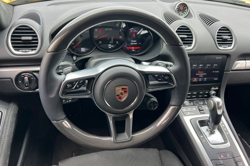 Porsche 718 Cayman Vehicle Full-screen Gallery Image 13