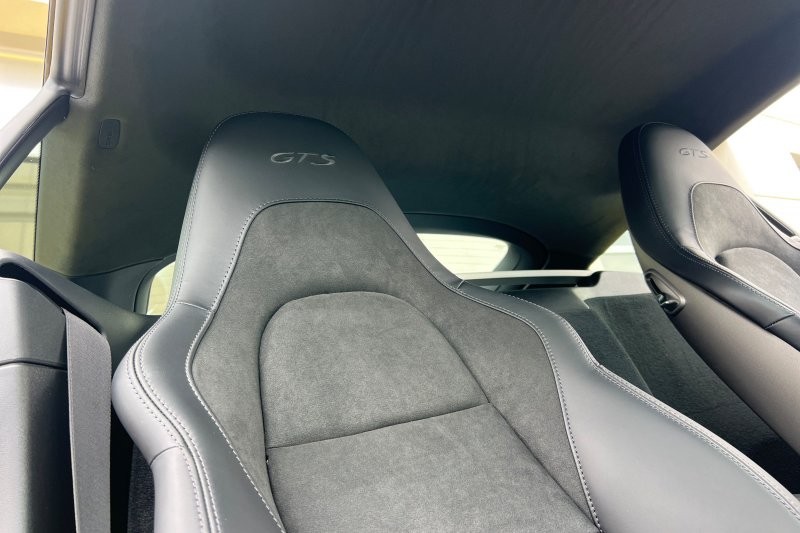 Porsche 718 Cayman Vehicle Full-screen Gallery Image 15