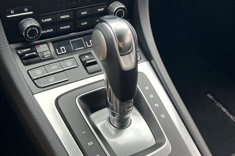 Porsche 718 Cayman Vehicle Full-screen Gallery Image 19
