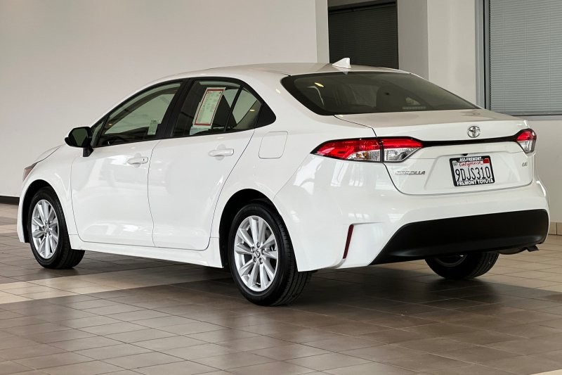 Toyota Corolla Vehicle Full-screen Gallery Image 06