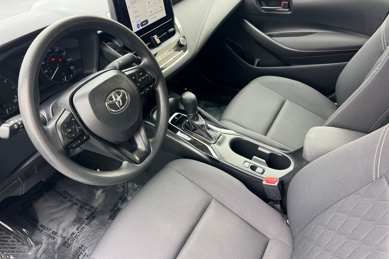 Toyota Corolla Vehicle Full-screen Gallery Image 10