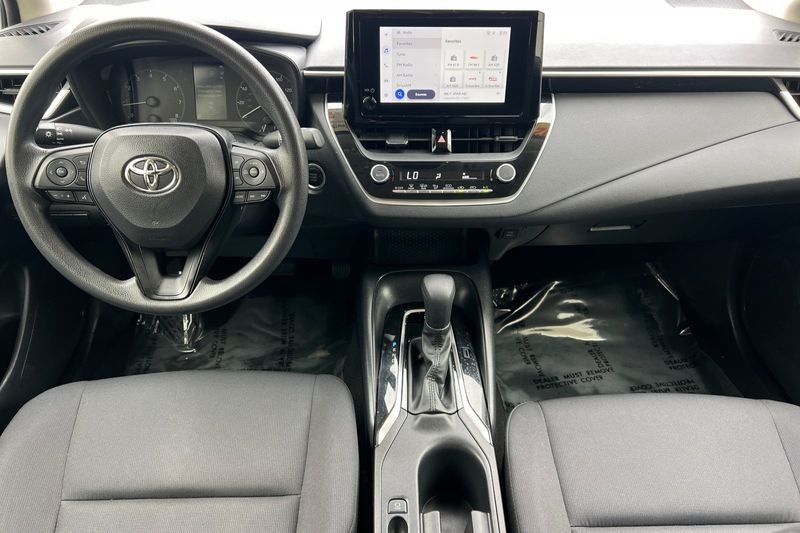 Toyota Corolla Vehicle Full-screen Gallery Image 13