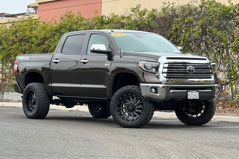 Toyota Tundra 4WD Vehicle Full-screen Gallery Image 02
