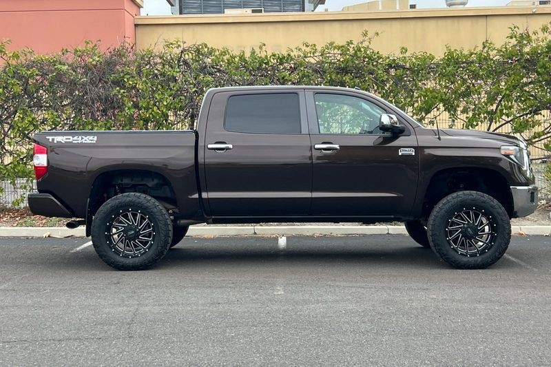 Toyota Tundra 4WD Vehicle Full-screen Gallery Image 03