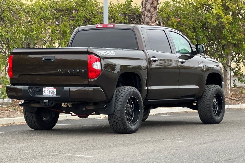 Toyota Tundra 4WD Vehicle Full-screen Gallery Image 04