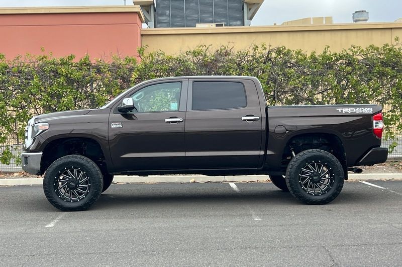 Toyota Tundra 4WD Vehicle Full-screen Gallery Image 07