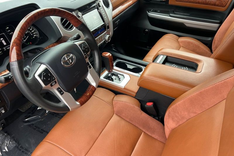 Toyota Tundra 4WD Vehicle Full-screen Gallery Image 10