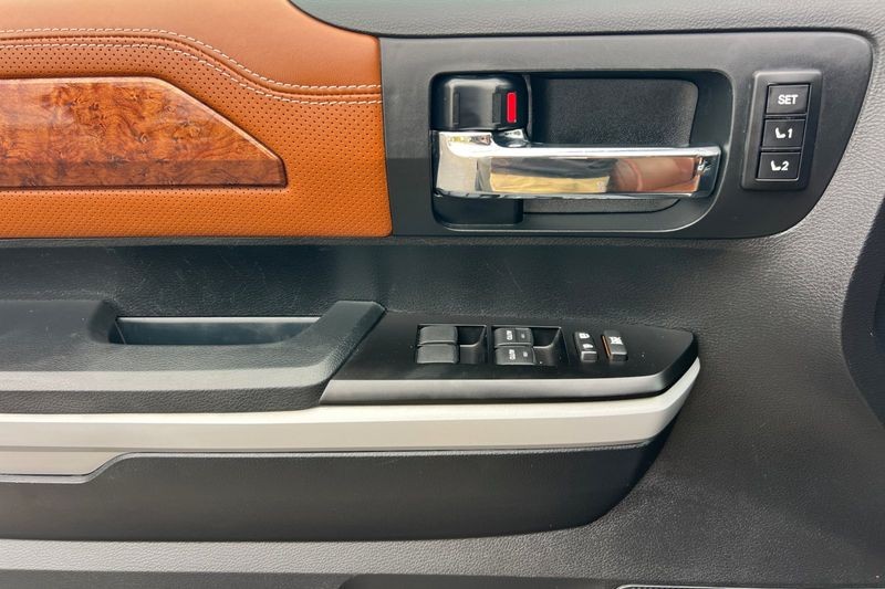 Toyota Tundra 4WD Vehicle Full-screen Gallery Image 11