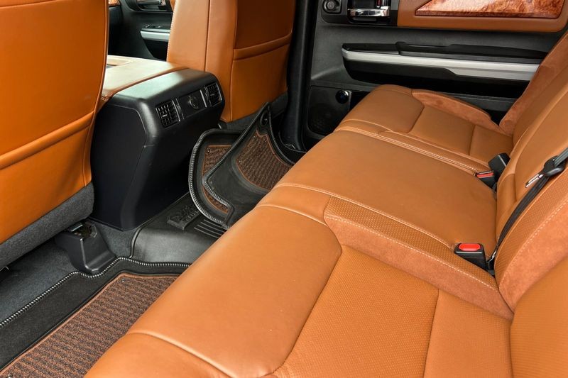 Toyota Tundra 4WD Vehicle Full-screen Gallery Image 12