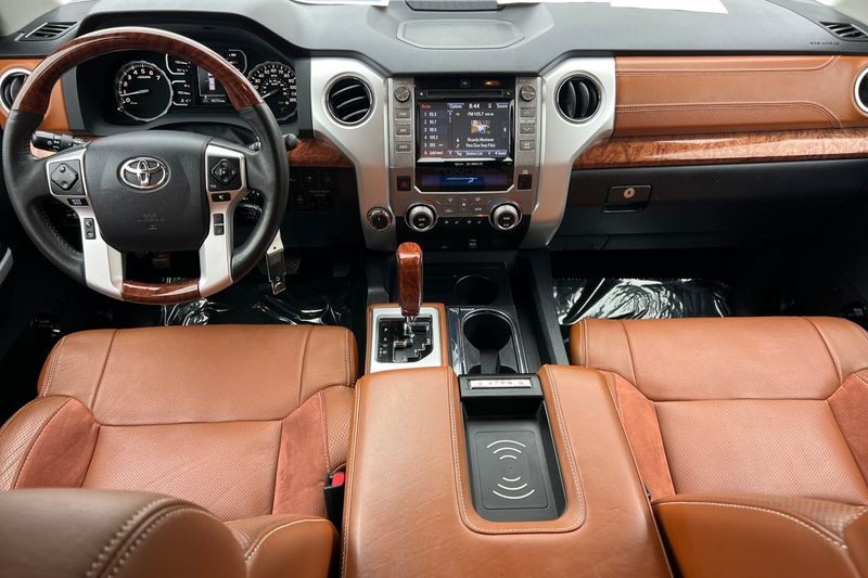 Toyota Tundra 4WD Vehicle Full-screen Gallery Image 13