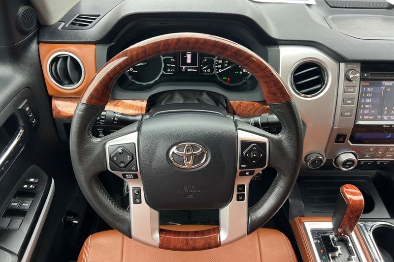 Toyota Tundra 4WD Vehicle Full-screen Gallery Image 14