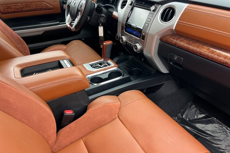 Toyota Tundra 4WD Vehicle Full-screen Gallery Image 15
