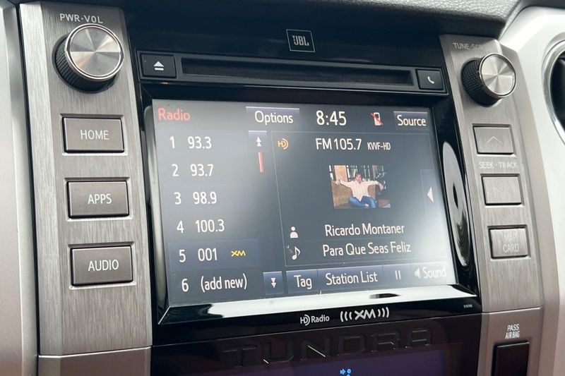 Toyota Tundra 4WD Vehicle Full-screen Gallery Image 17