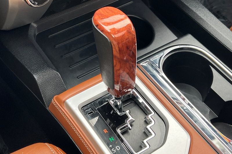 Toyota Tundra 4WD Vehicle Full-screen Gallery Image 20