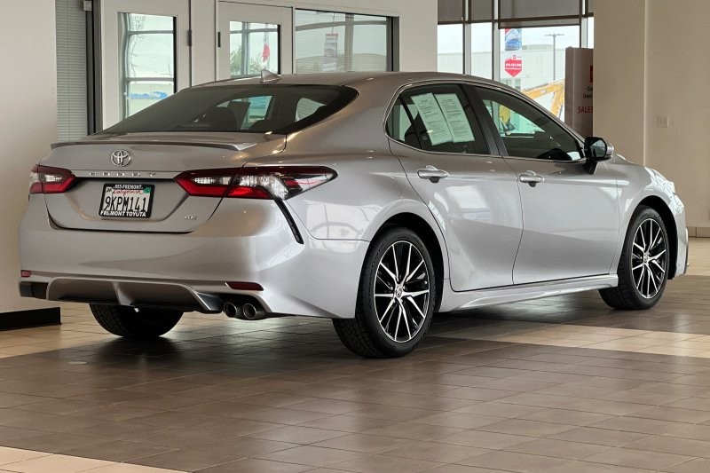 Toyota Camry Vehicle Full-screen Gallery Image 04